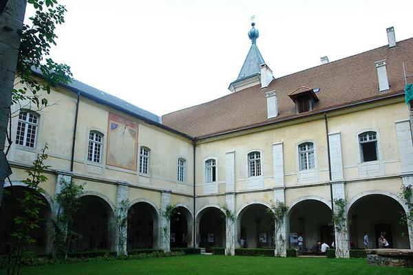 351-Yann_-Cloitre_de_l_Abbaye_de_Hautecombe.jpg