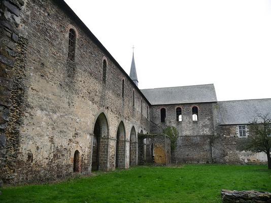 155-Simon_de_l_Ouest-Abbaye_de_Clermont_-_l_abbatiale_vue_du_cloitre.JPG