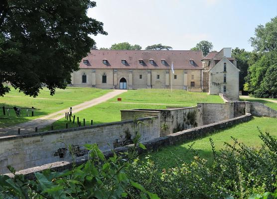 084-VVVCFFrance_-Abbaye_de_Maubuisson_et_son_canal.jpg