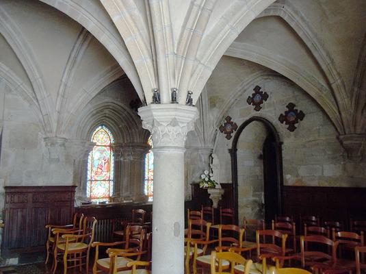 400-1024px-Langonnet_abbaye_salle_capitulaire-Lanzonnet.JPG