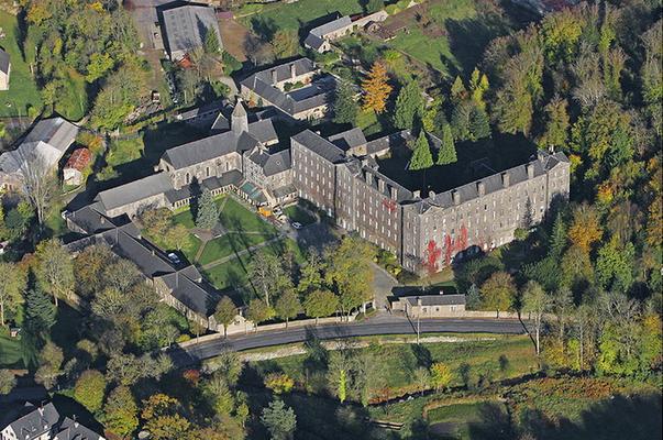 080-XXCM_-Vue_aerienne_Abbaye_Blanche__Mortain.jpg