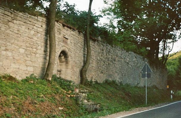 900-Gelbe-Klostermauer_von_Reifenstein.jpg